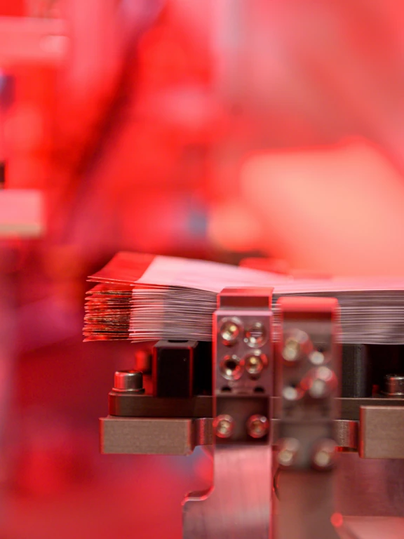 Bild: Aktivmaterialsynthese, Next Generation Materials, Binder, Elektrolytherstellung, Zellauslegung, Slurry-Rezepturen, Mischverfahren, Beschichtungstechnologien, Separatoren, Batterie-Management-Systeme, Kühlsysteme, Konstruktion, Fabrik- und Prozesssimulation, Trockenraum, modernste Messtechnik, Zell-Tester, Zell-Auswertung.