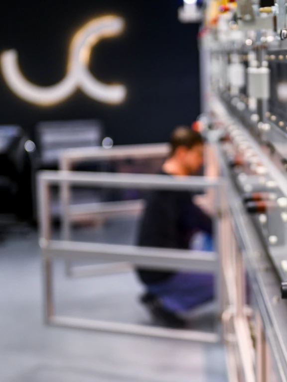 Bild: Festkörperermittlung, Viskositätsanalyse, Feuchtigkeitsbestimmung von Elektroden, Peel-Tests zur Untersuchung von Haftungsverhalten, Vakuumöfen, Pilot-Coater, Inline-Flächengewichtsbestimmung, Labor- und Pilot-Kalander, modernste Mischverfahren, Gloveboxen, Extruder.