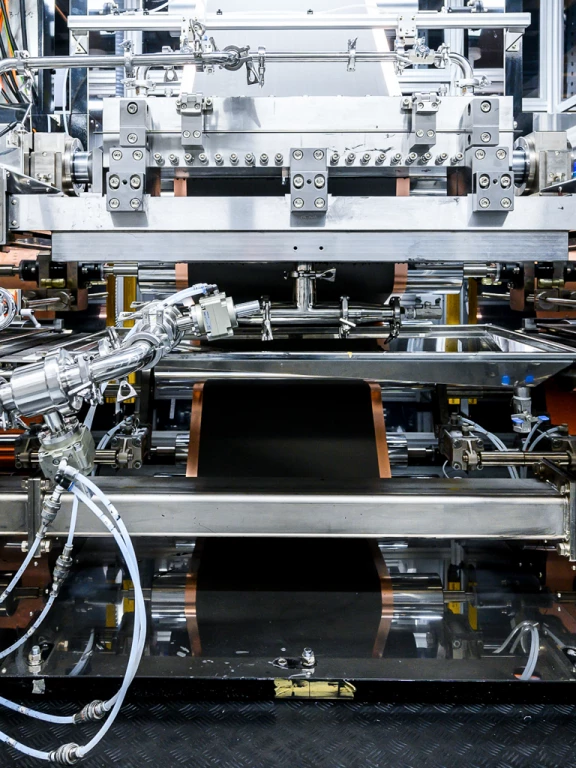 Image: Continuous and intermittent coating, Coating speeds of up to 60 m/min, Double-sided coating in one step, Variable coating widths and loads, Inline coating weight controll wet and dry, Samespot metrology, Inline coat thickness measurement, Camera-monitored fault detection, Polypropylene and magnetic filter systems, 800 mm calander rollers, calendering speeds of up to 120 m/min, Heated rolls, Web edge control, Anti-wrinkle systems, Cutting machines